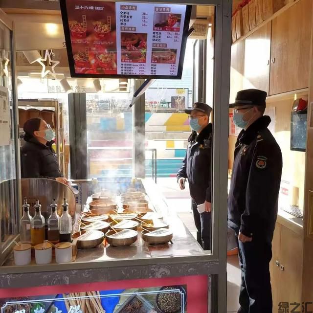 海淀城管嚴(yán)查餐館主動提供一次性餐具 踐行垃圾分類“新風(fēng)尚”(圖1) 海淀城管嚴(yán)查餐館主動提供一次性餐具 踐行垃圾分類“新風(fēng)尚”(圖1)