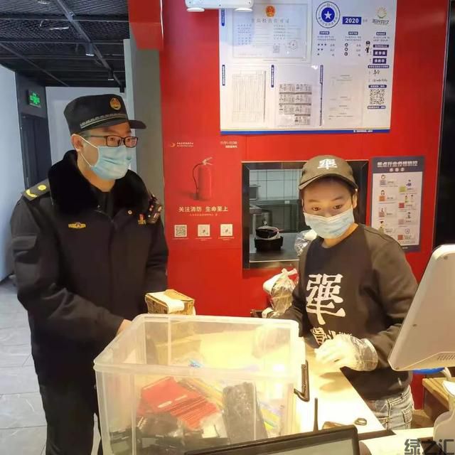 海淀城管嚴(yán)查餐館主動提供一次性餐具 踐行垃圾分類“新風(fēng)尚”(圖4) 海淀城管嚴(yán)查餐館主動提供一次性餐具 踐行垃圾分類“新風(fēng)尚”(圖4)