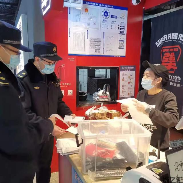 海淀城管嚴(yán)查餐館主動提供一次性餐具 踐行垃圾分類“新風(fēng)尚”(圖3) 海淀城管嚴(yán)查餐館主動提供一次性餐具 踐行垃圾分類“新風(fēng)尚”(圖3)